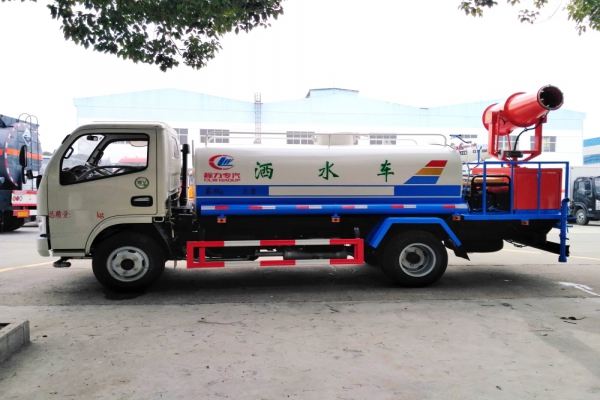 東風(fēng)小多利卡綠化噴灑車(4.5立方、30米霧炮機(jī))圖片