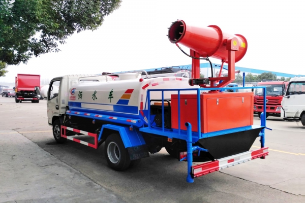 東風(fēng)小多利卡綠化噴灑車(4.5立方、30米霧炮機(jī))圖片