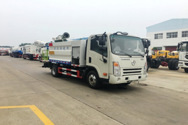 大運(yùn)多功能抑塵車(chē)(5噸、30米霧炮機(jī))