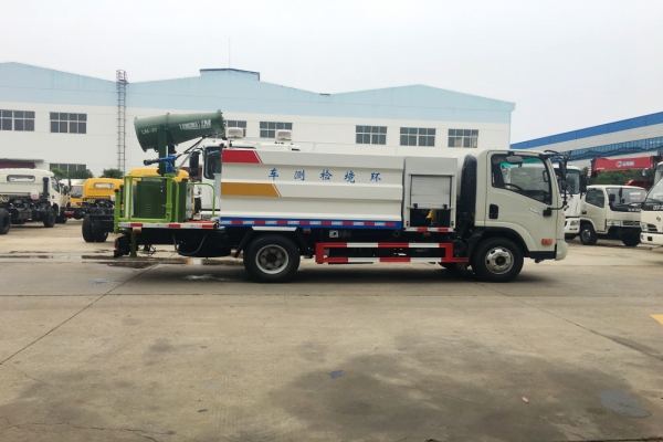 大運(yùn)多功能抑塵車(chē)(5噸、30米霧炮機(jī))圖片