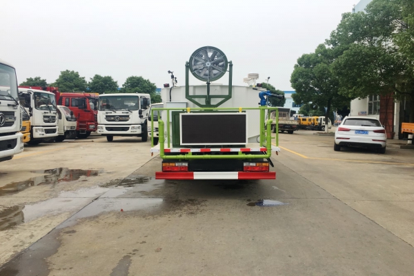 大運(yùn)多功能抑塵車(chē)(5噸、30米霧炮機(jī))圖片