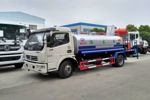 東風(fēng)大多利卡霧炮車(8噸、30-40米噴霧機(jī))圖片