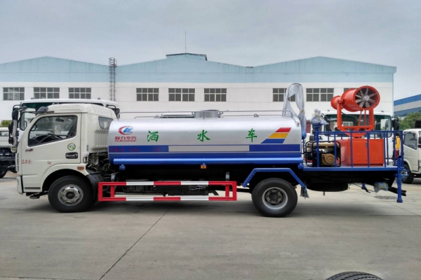 東風(fēng)大多利卡霧炮車(8噸、30-40米噴霧機(jī))圖片