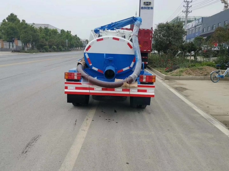 凱馬2方藍(lán)牌吸糞車(chē)
