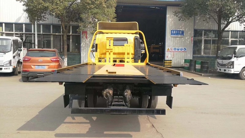 東風(fēng)多利卡藍(lán)牌一拖二清障車(chē)