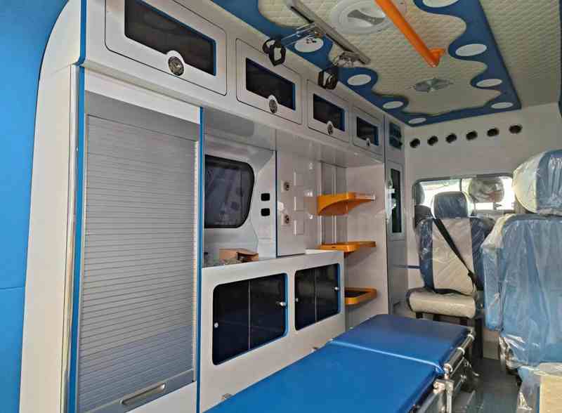 大通V70中軸中頂救護(hù)車(chē)圖片